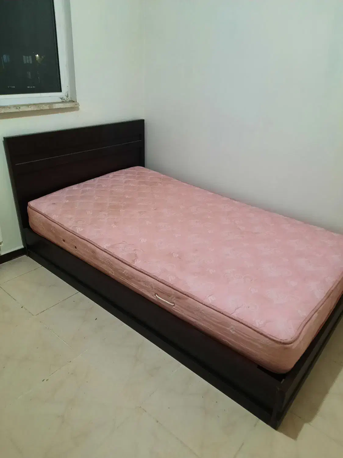 تخت خواب چوبی دو نفره با تشک|تخت و سرویس خواب|پرند, فاز ۶|دیوار