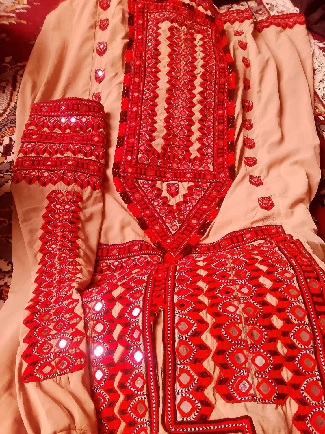 لباس زنانه|لباس|پشتکوه (سیستان و بلوچستان), |دیوار