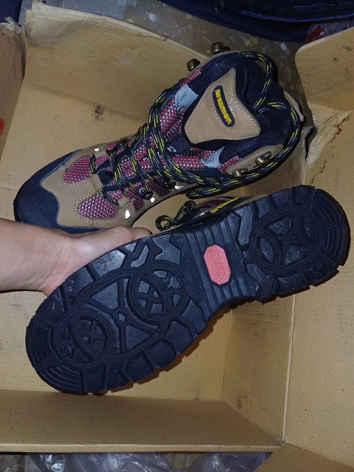 کفش کوهنوردی و طبیعت گردی کاملا نو|کیف، کفش، کمربند|رفسنجان, |دیوار