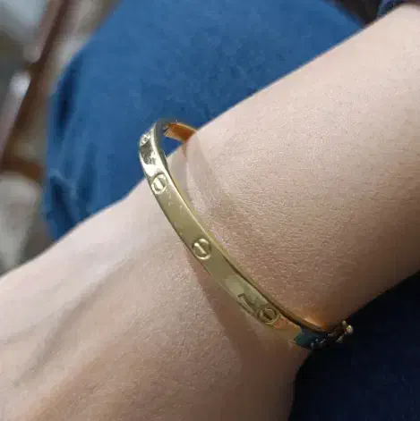 دستبند و انگشتر|جواهرات|بافق, |دیوار