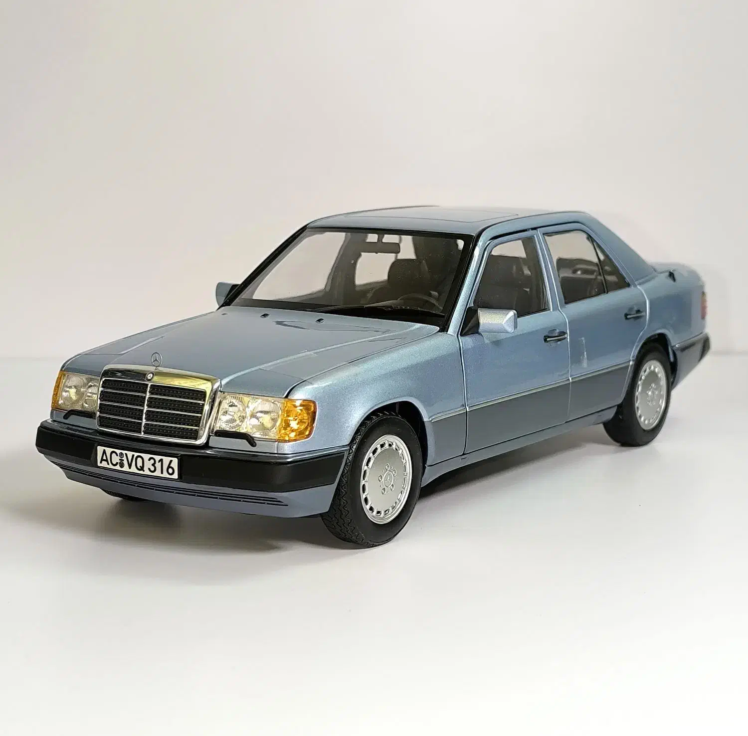 ماکت زیبای مرسدس بنز 230E مقیاس 1/18|اسباب‌‌بازی|تهران, آرژانتین|دیوار