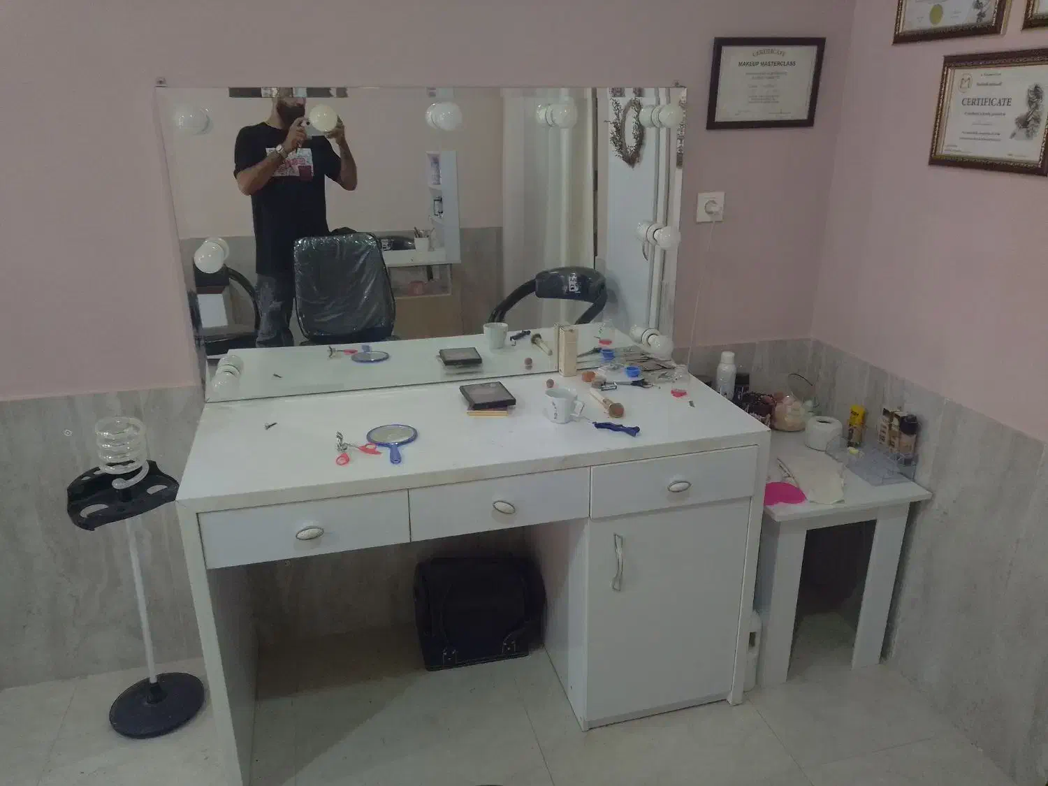 میز میکاپ کامل در حد نو به همراه میز ناخن کاری|آرایشگاه و سالن‌های زیبایی|تایباد, |دیوار