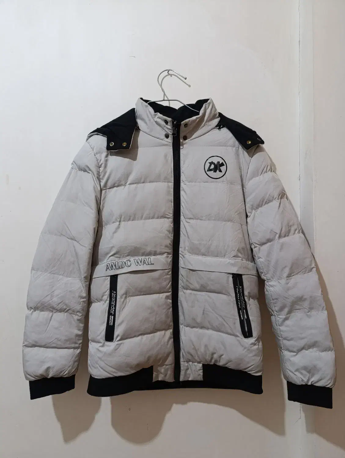 کاپشن|لباس|آبیک, |دیوار