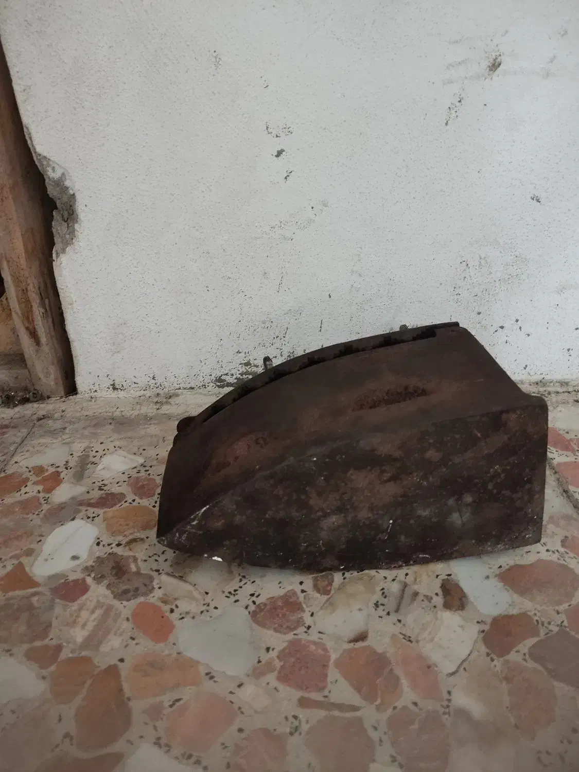 اتو ذغالی 100 ساله|کلکسیون اشیاء عتیقه|چالوس, |دیوار