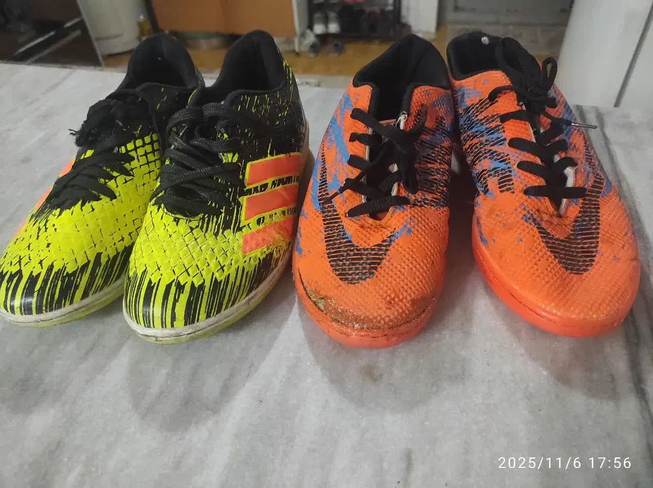 دو جفت کفش ورزشی سالن|کیف، کفش، کمربند|ساوه, |دیوار