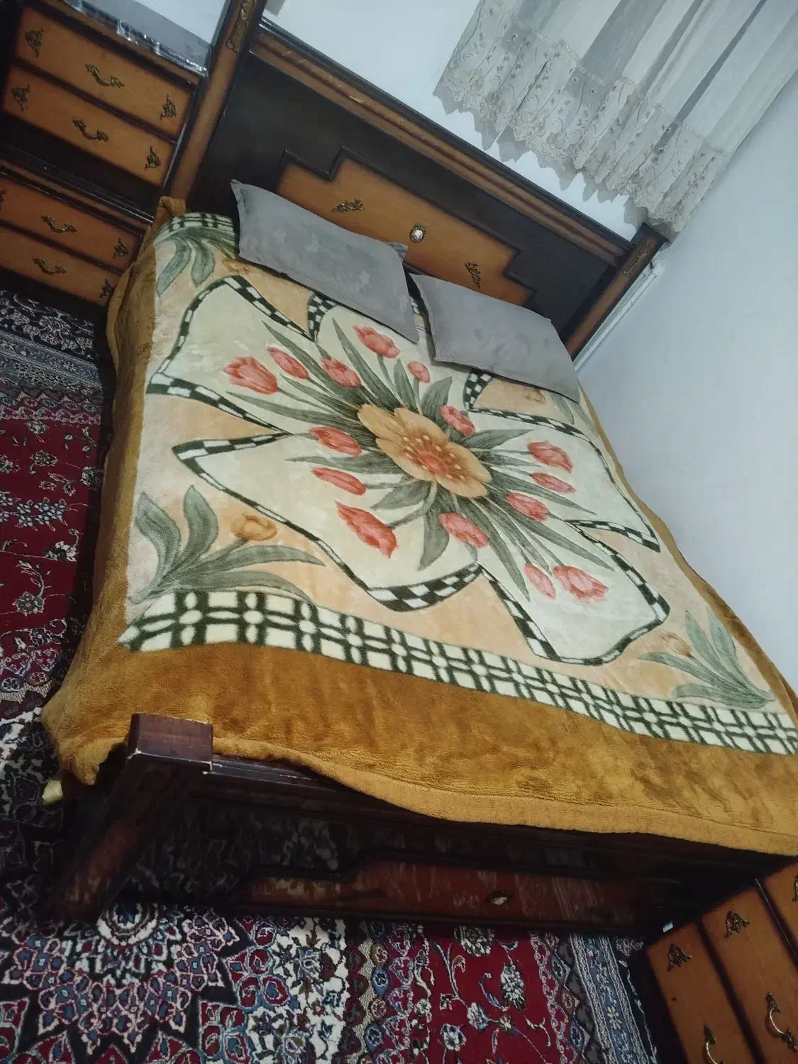 تخت دو نفره و میز کشو دار کنار تخت میز آینه وصندلی|تخت و سرویس خواب|برخوار, |دیوار