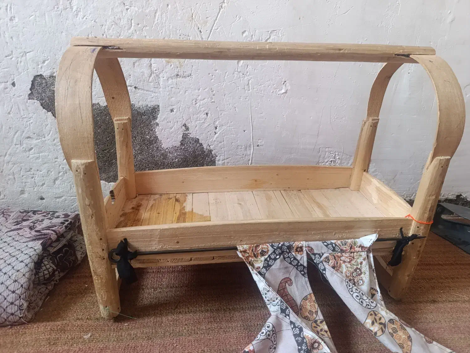 تعهده(گهواره لری)|تخت و صندلی بچه|شوشتر, |دیوار