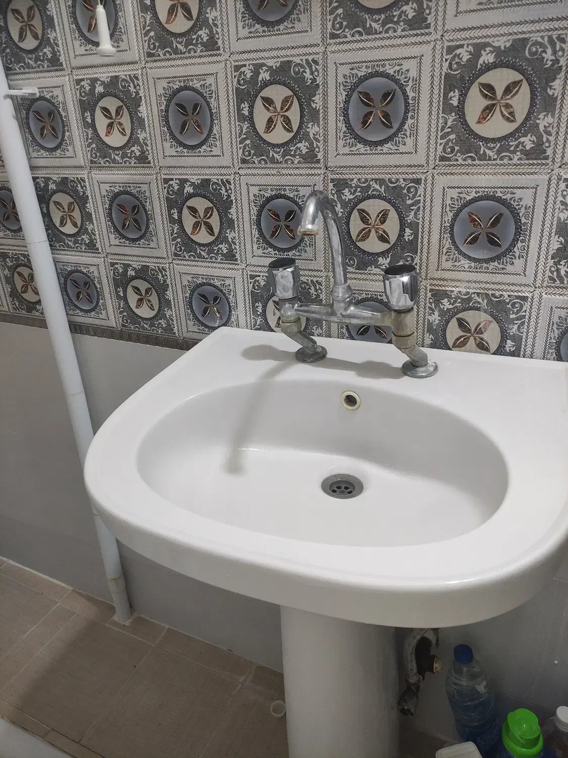 یک عدد روشویی دستشویی و حمام تمیز و سالم|لوازم سرویس بهداشتی|چمران, |دیوار