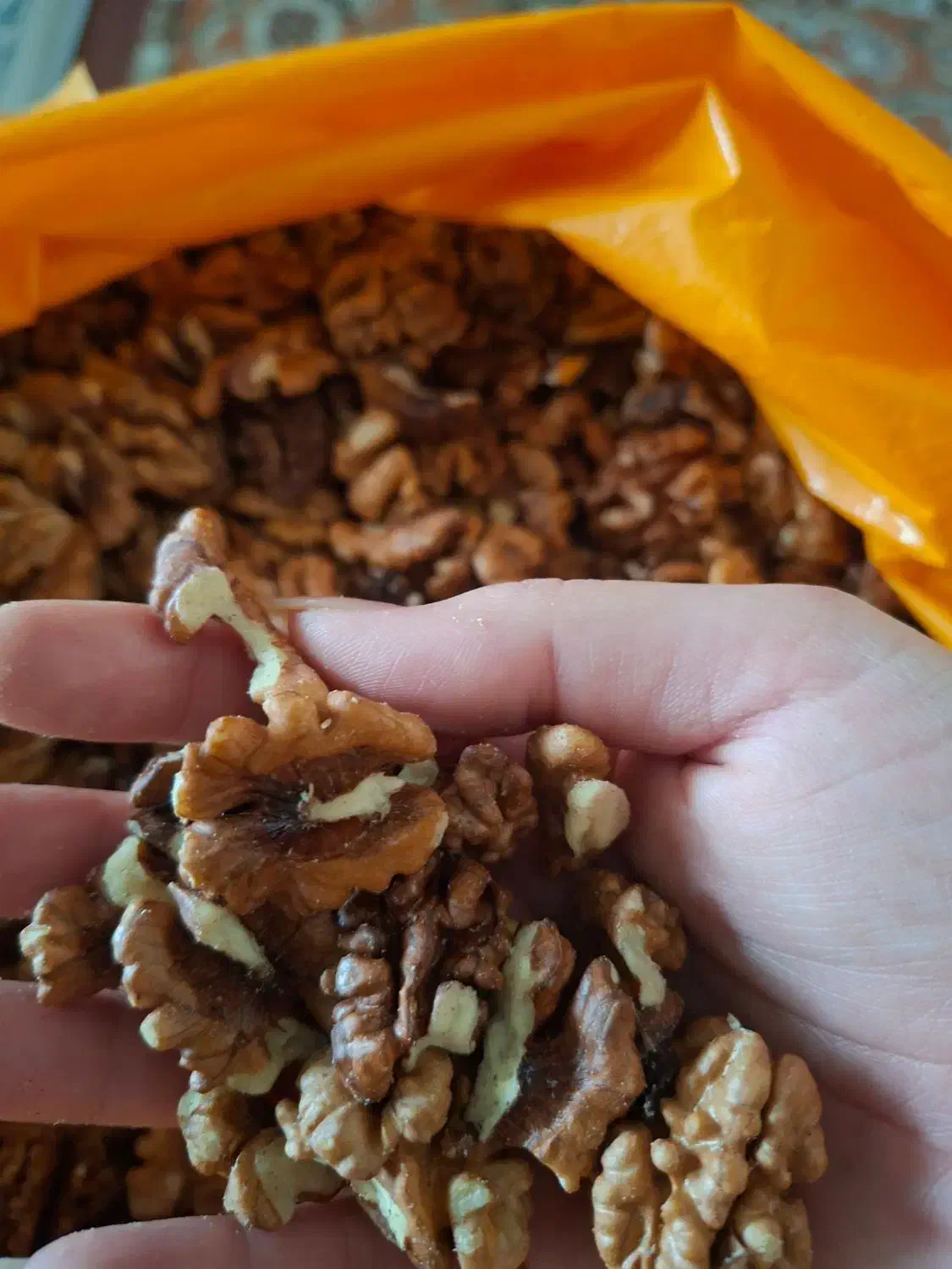 مغز گردو|خوردنی و آشامیدنی|قم, جهان بینی|دیوار