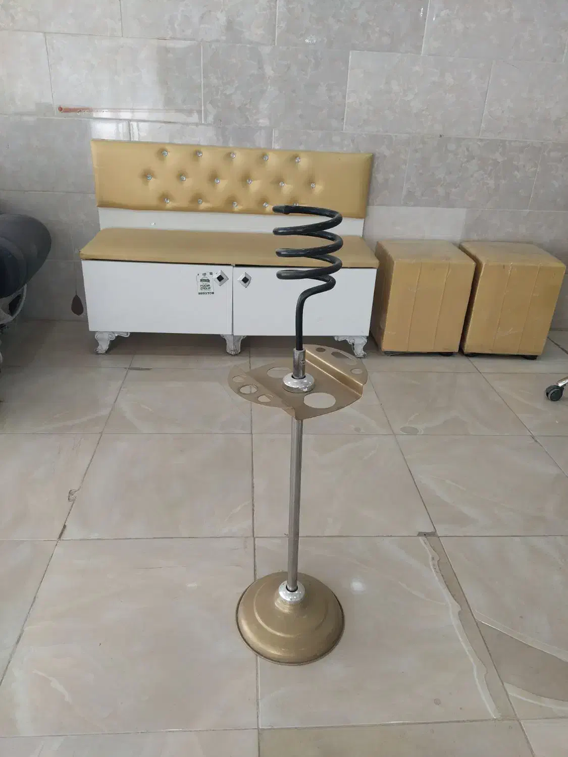 وسایل سالن زیبایی|آرایشگاه و سالن‌های زیبایی|لردگان, |دیوار