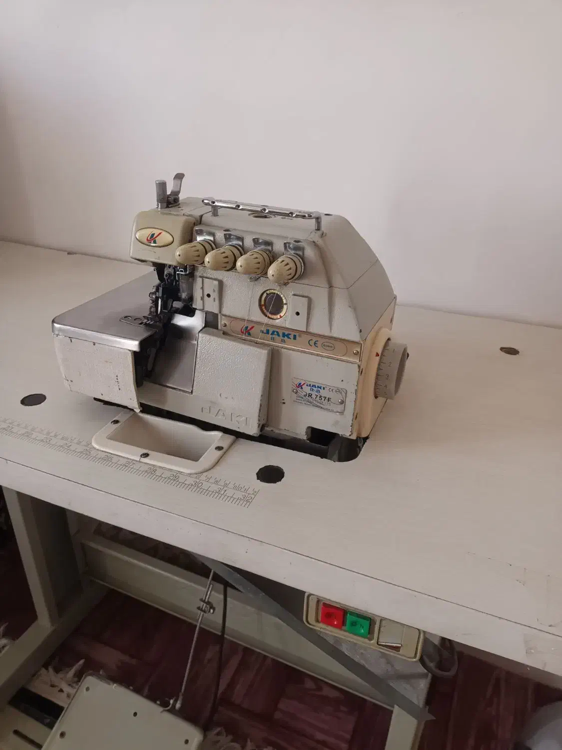 چرخ سر دوزپنج نخ جک|چرخ خیاطی و ریسندگی|بروجرد, |دیوار