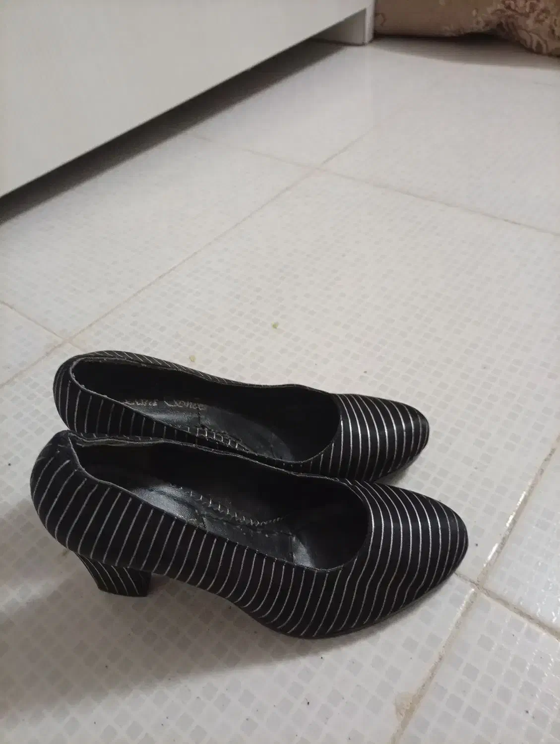 کفش نو|کیف، کفش، کمربند|قم, دروازه چوبی|دیوار