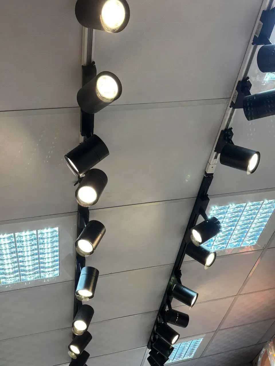 انجام کلیه امور برقکاری،خرده کاری،نصب تجهیزات برقی|خدمات پیشه و مهارت|رشت, معلم|دیوار