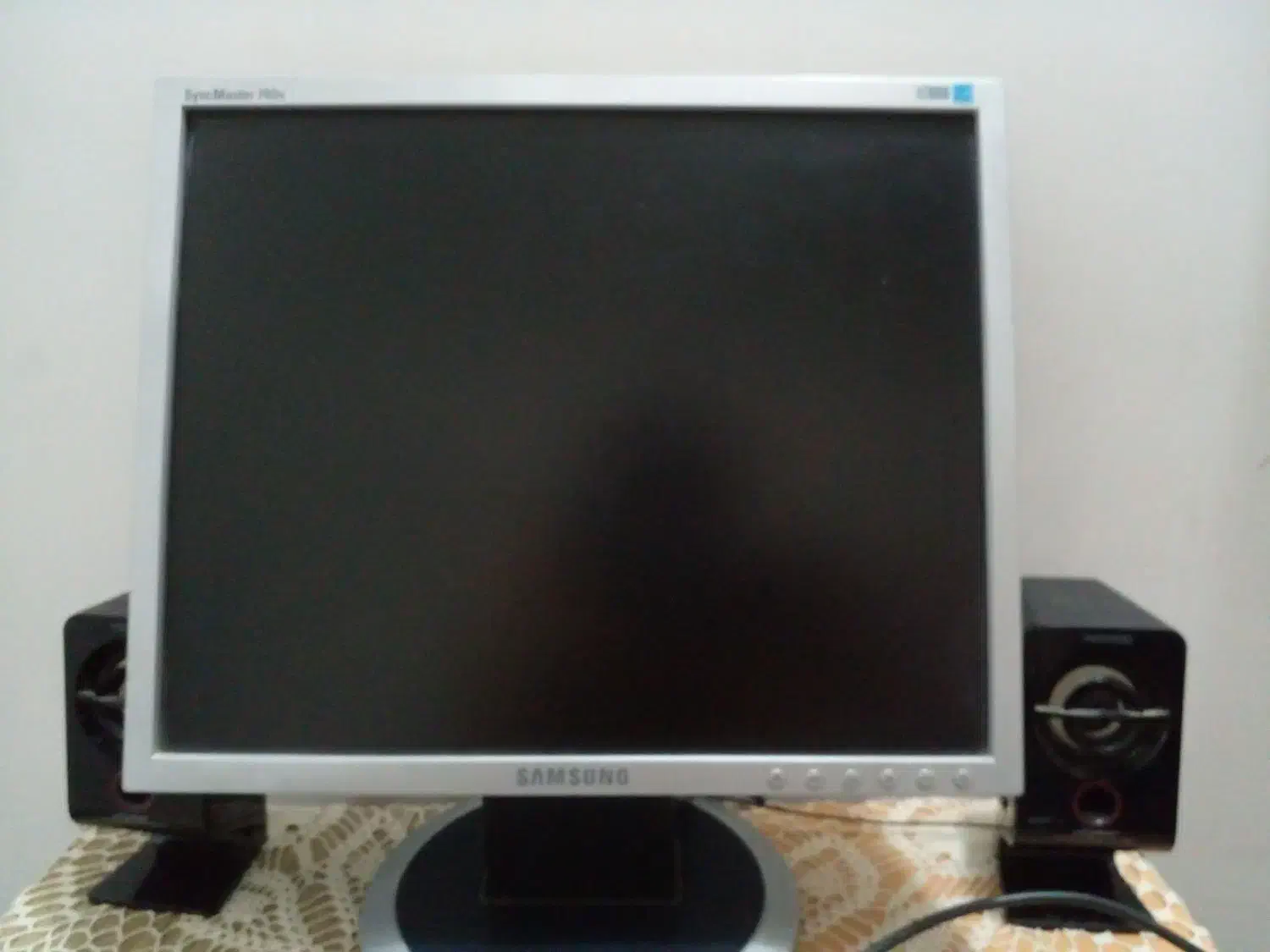 یک عدد کامپیوتر با گیس و دو عدد باند|رایانه رومیزی|گمیشان, |دیوار