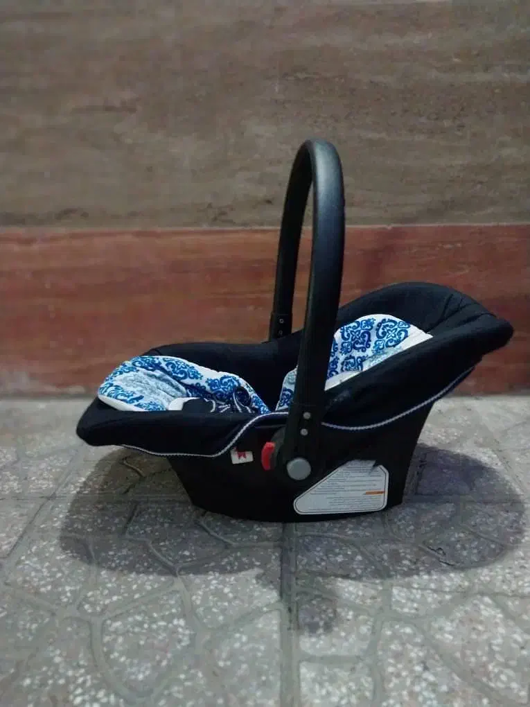 لباس و وسایل بچه کالاسکه|اسباب و اثاث بچه|تویسرکان, |دیوار