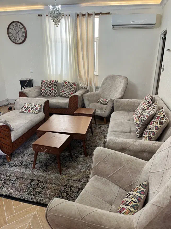 مبل ۹ نفره با شزلون و میز جلو مبلی|مبلمان خانگی و میز عسلی|رشت, باهنر|دیوار