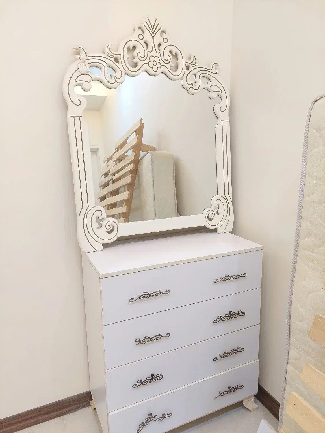 کمد چهارکشو (دراور ) و آینه|جاکفشی، کمد، دراور|کرج, کوی کارمندان جنوبی|دیوار