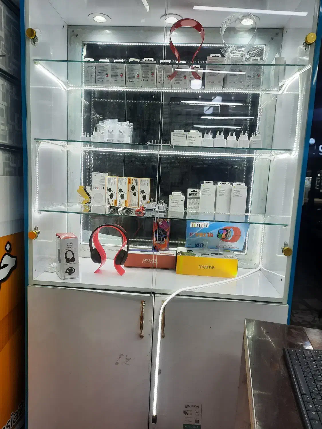 فروش ویترین مغازه موبایل در حد نو|صنایع دستی و سایر لوازم تزئینی|زاهدان, |دیوار