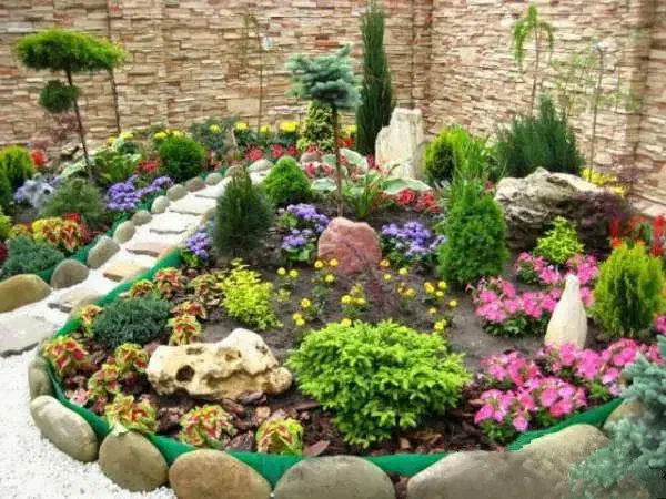 اَنجام باغبانیِ منزل وکاشت گلدان وباغچه وفضای سبز|خدمات باغبانی و درختکاری|صدرا-فارس, باغشهر گلبهار صدرا|دیوار