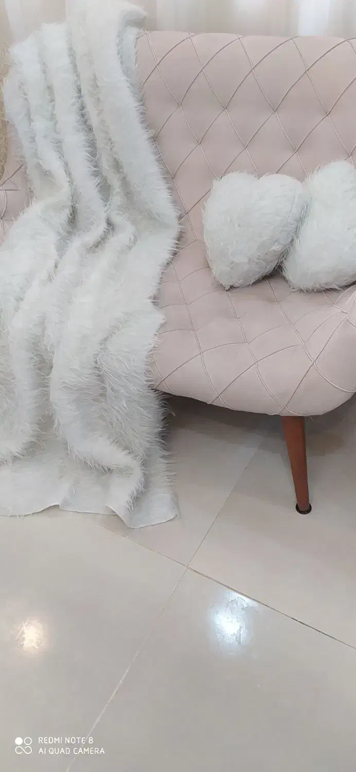 شال مبل و کوسن قلبی خز سفید|صنایع دستی و سایر لوازم تزئینی|رشت, رودبارتان|دیوار