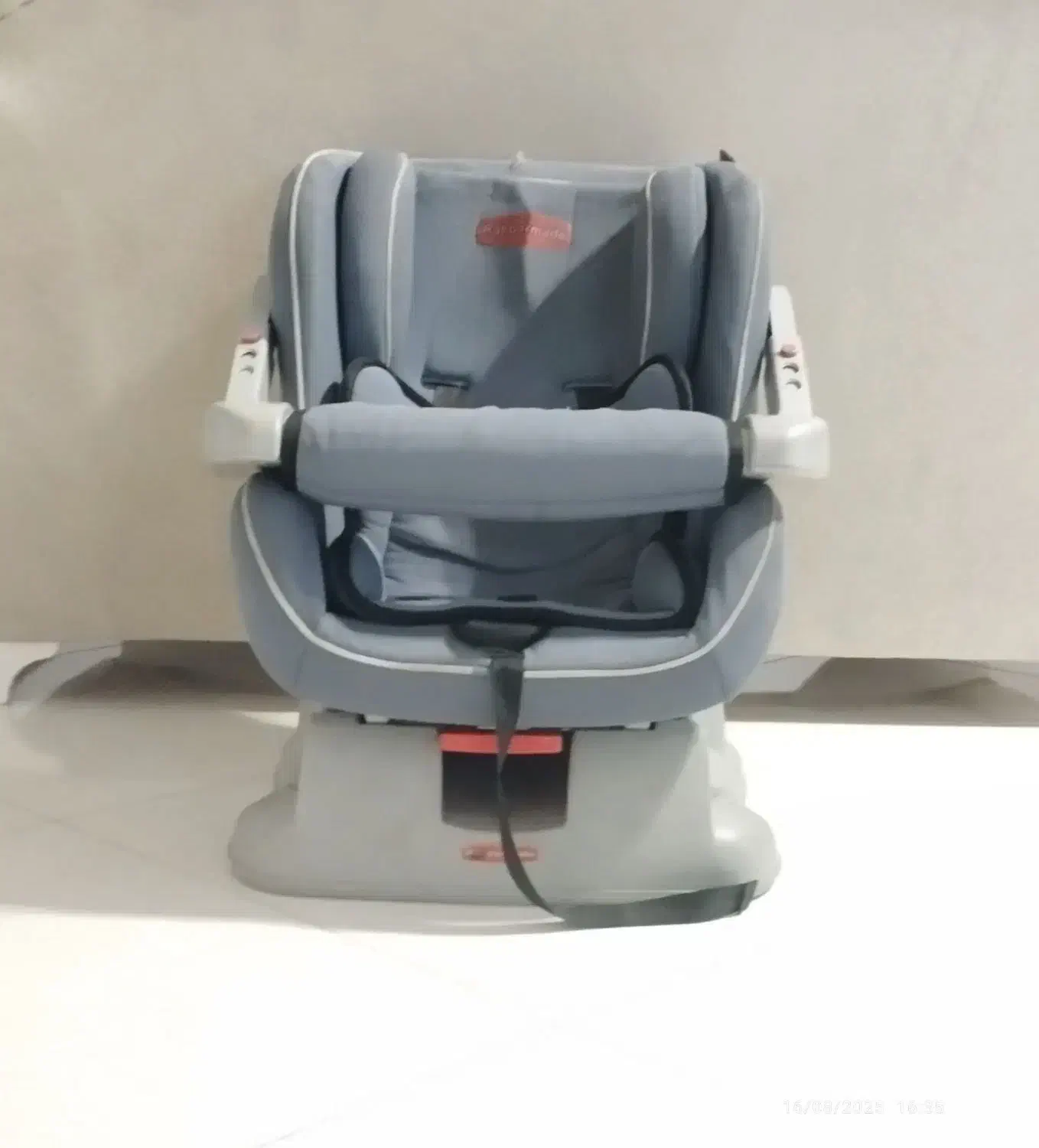 صندلی ماشین کودک|تخت و صندلی بچه|رشت, حومه رشت|دیوار