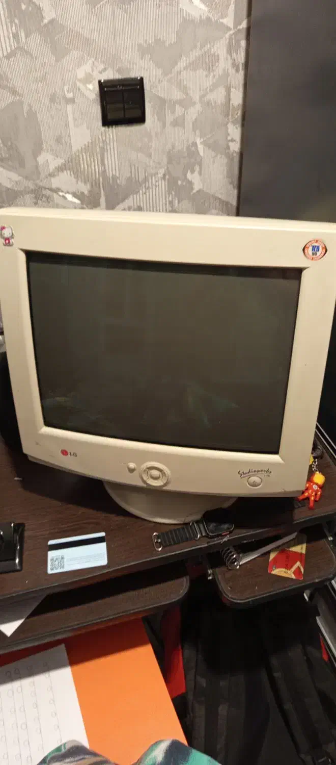 یک عدد مانیتور قدیمی|قطعات و لوازم جانبی رایانه|قم, شهرک قدس|دیوار