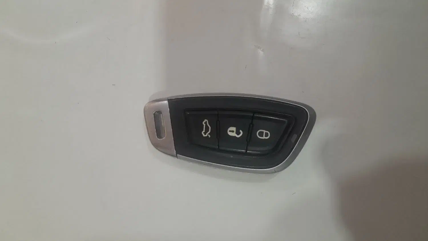 سوییچ شاهین پیداشده|اشیا|اندیکا, |دیوار