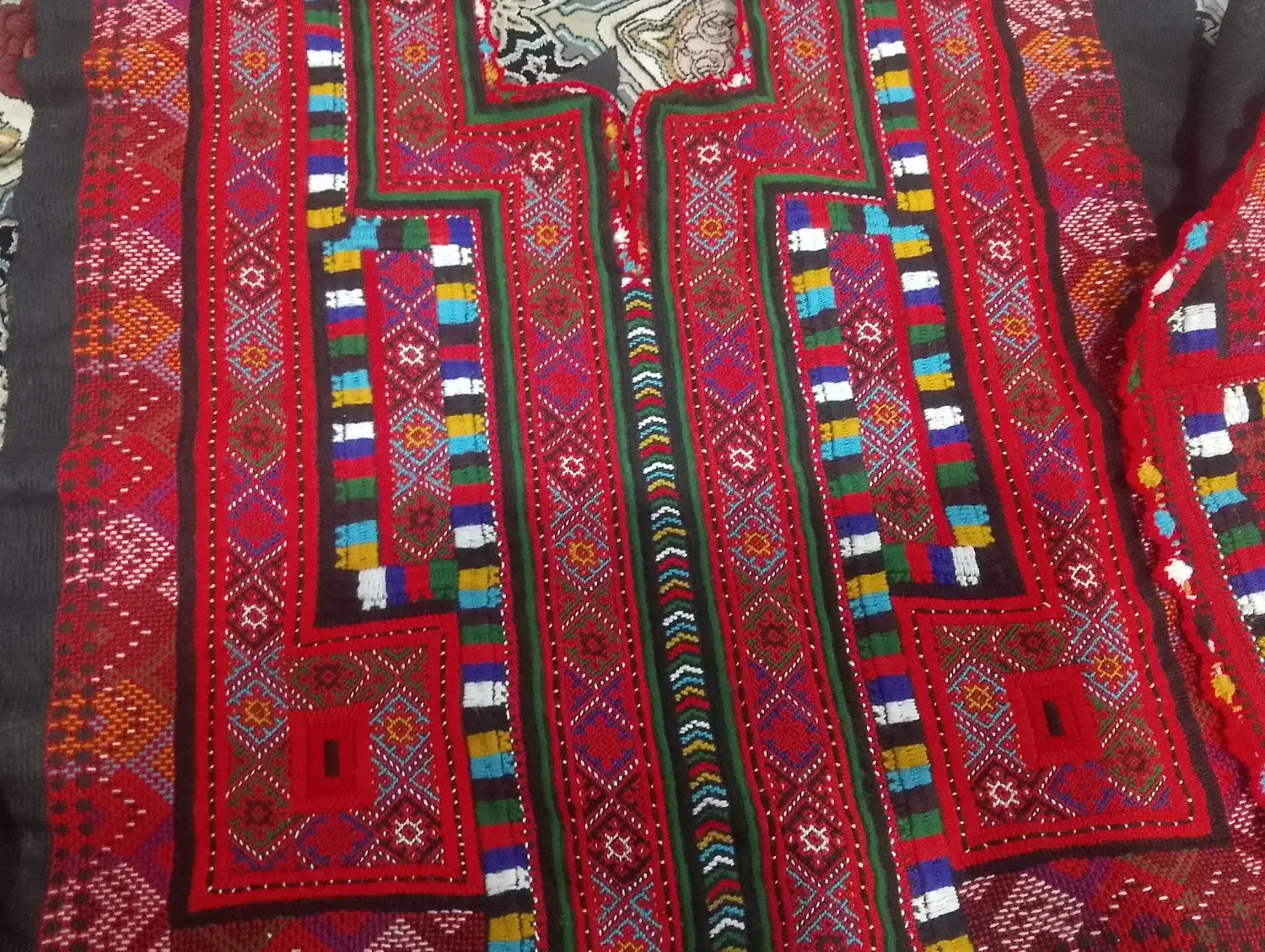 زی آستین|لباس|مهرستان, |دیوار