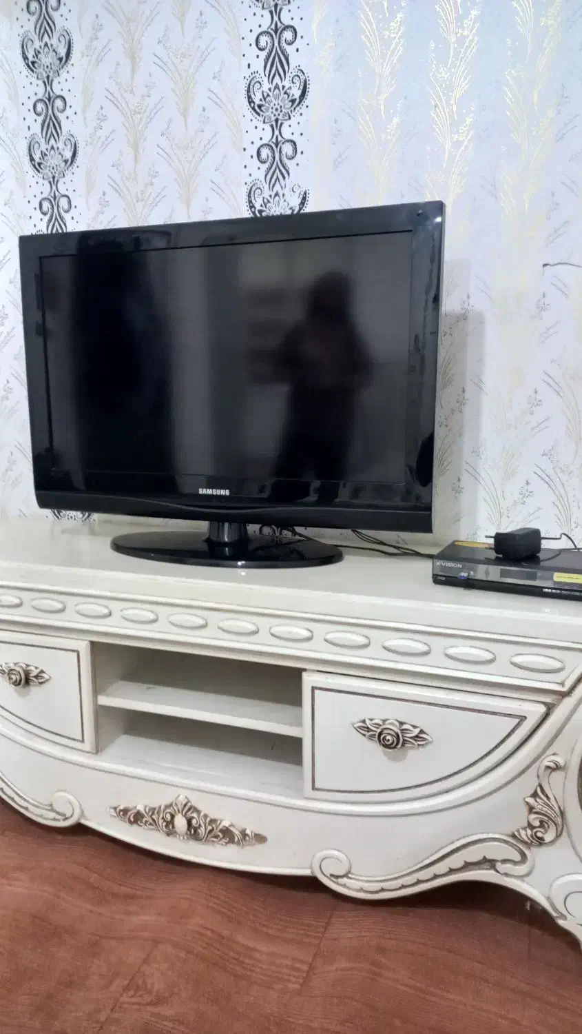 تلویزیون و میز تلویزیون بسیار سالم و شیک|یخچال و فریزر|اردبیل, |دیوار