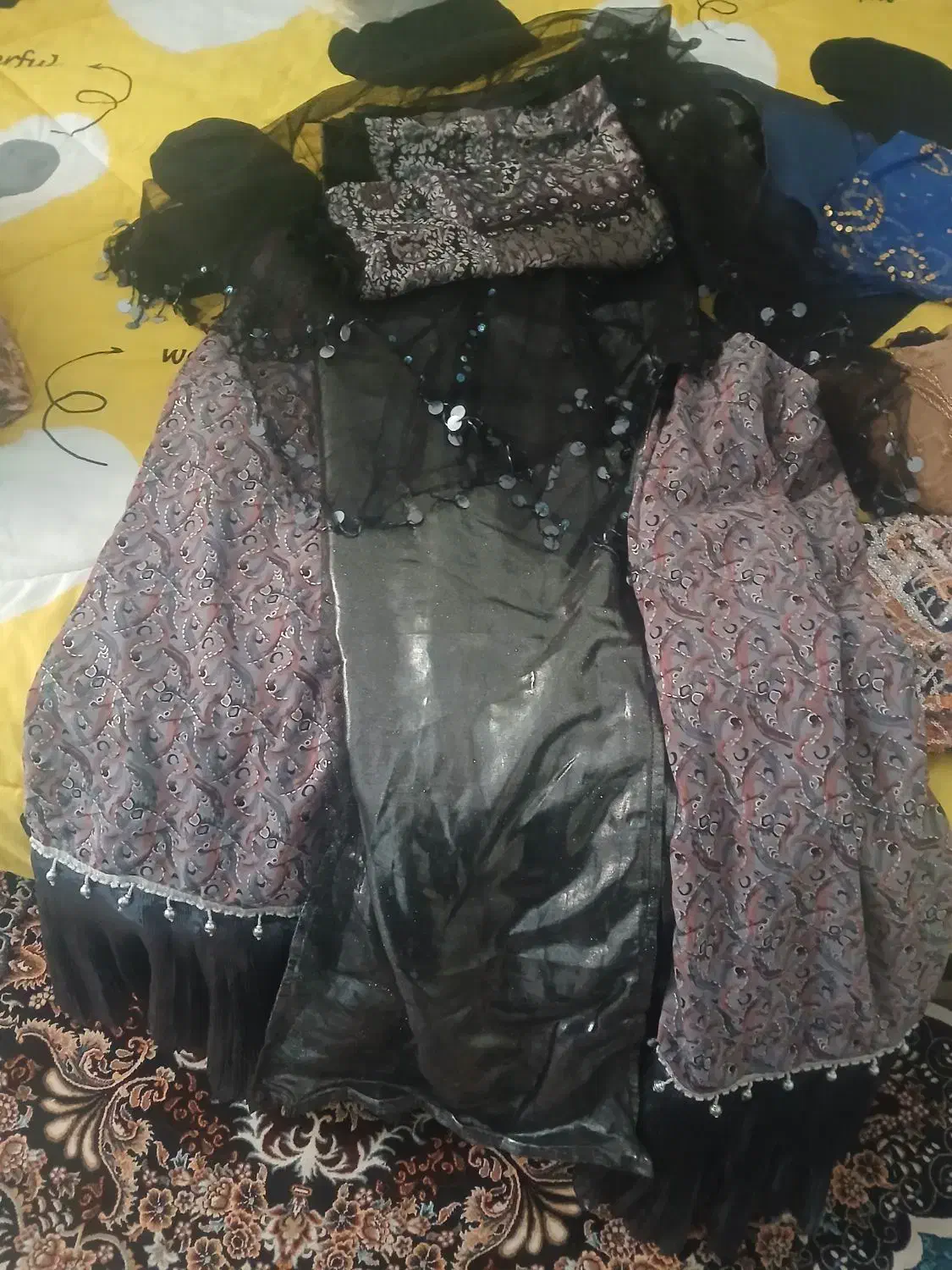 دوتا دست لباس محلی|لباس|آباده, |دیوار