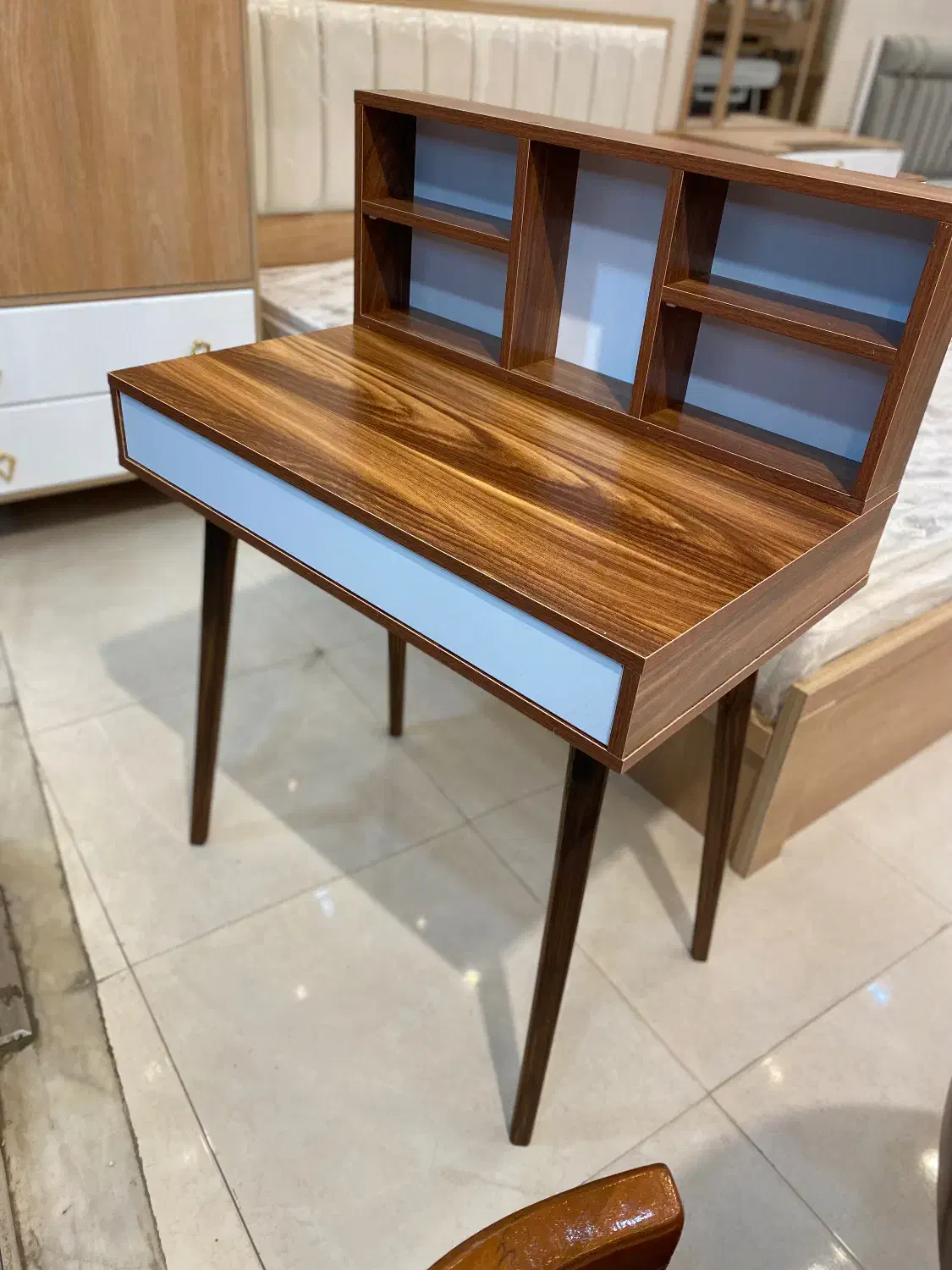 میزتحریر پایه خراطی|میز تحریر و کامپیوتر|کاشان, گارزگاه|دیوار