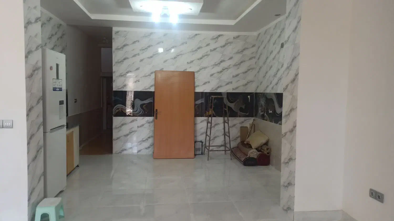 در اتاق خواب و پنجره|مصالح و تجهیزات ساختمان|طبس, |دیوار