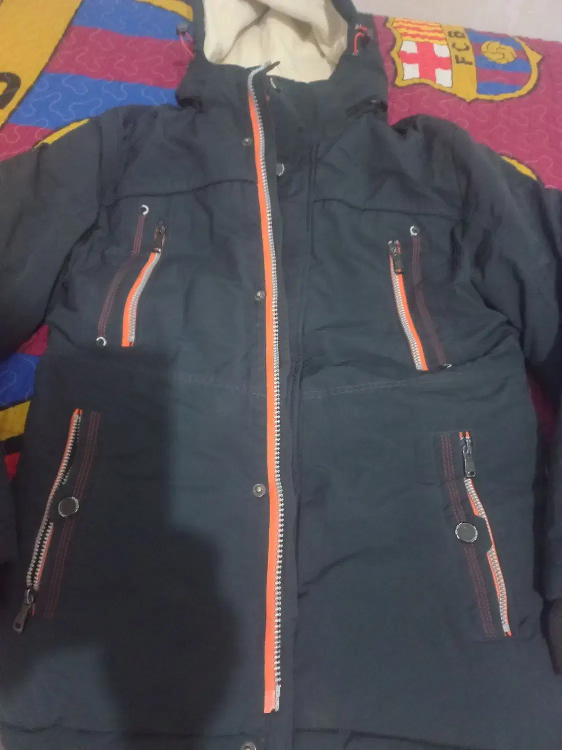 کاپشن|لباس|رشت, فلسطین|دیوار