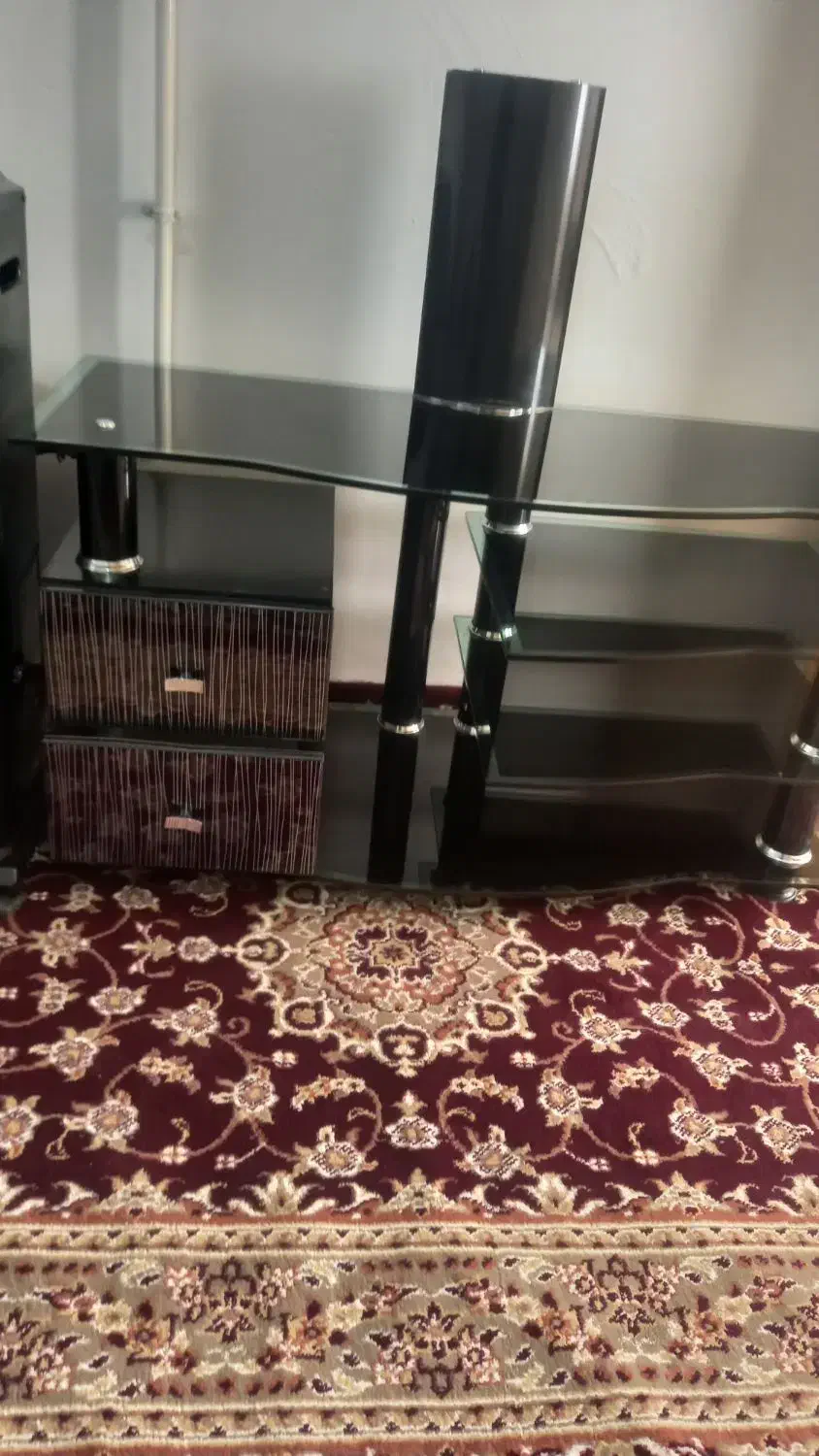 میز تلویزیون شیشه ای سالم در حد نو|میز تلویزیون|الوند, |دیوار