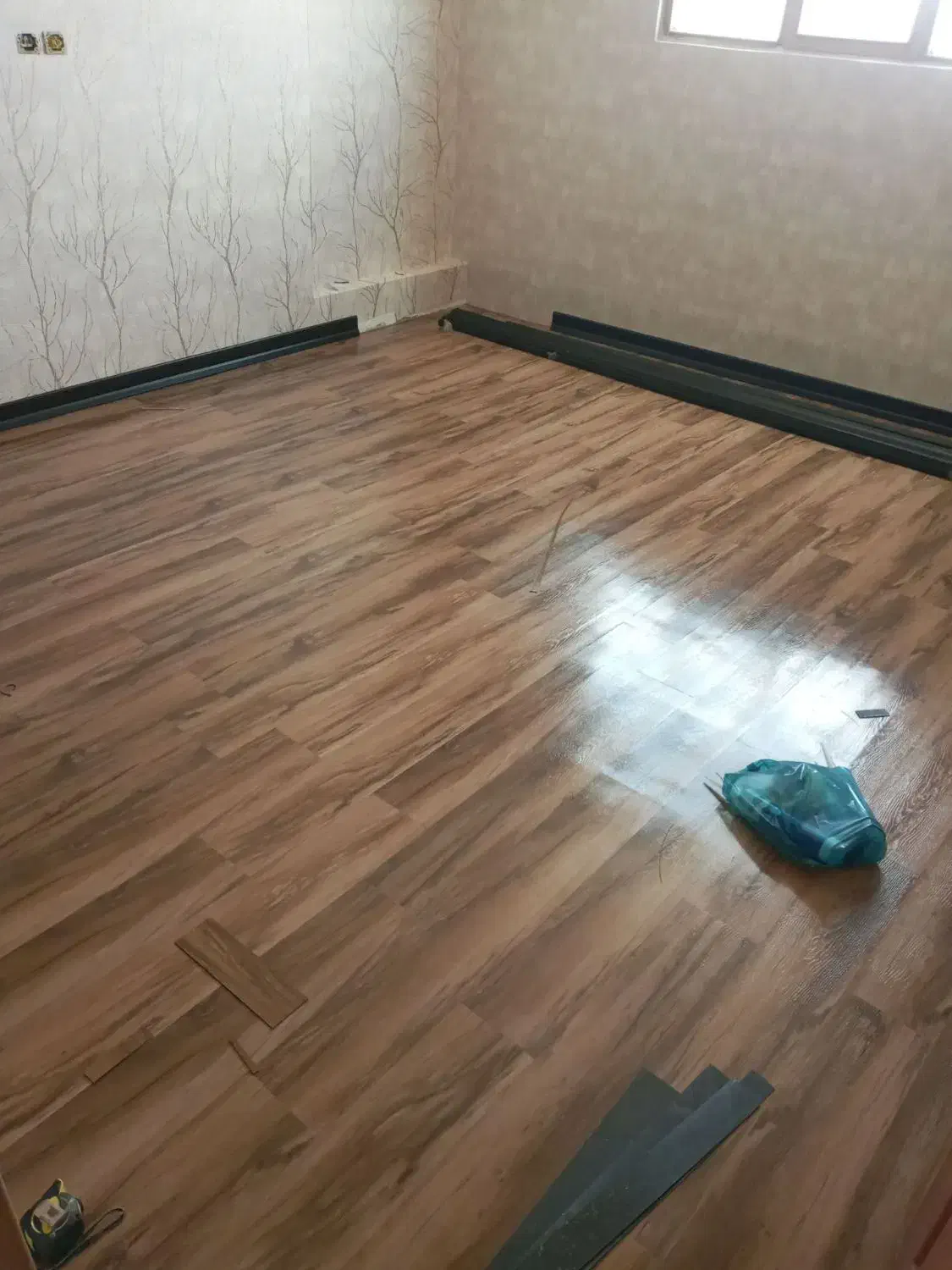 نصب کفپوش پی وی سی طرح پارکت نصاب کفپوش|خدمات پیشه و مهارت|اصفهان, گلزار|دیوار