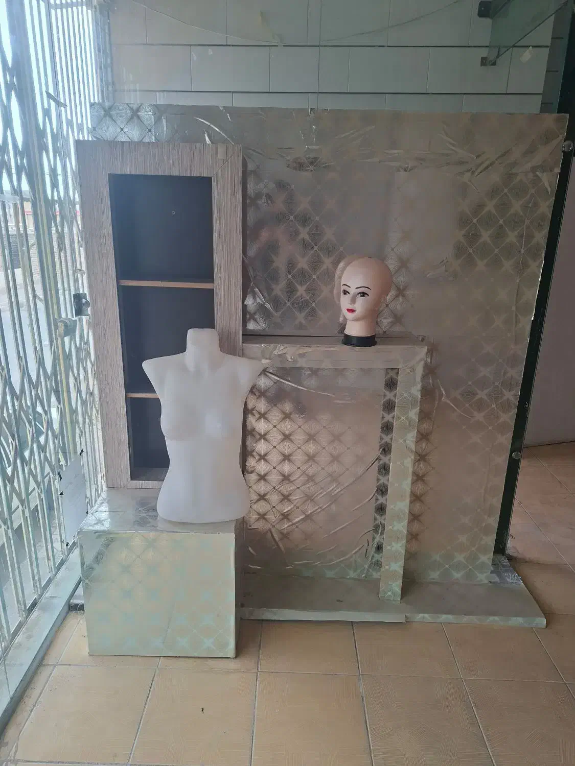 مانکن|بندرخت و رخت‌آویز|ساوه, |دیوار