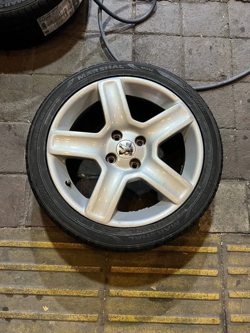 رینگ ۱۷ چلنجر و لاستیک مارشال ۲۰۵/۴۵/۱۷|قطعات یدکی و لوازم جانبی|تهران, اختیاریه|دیوار
