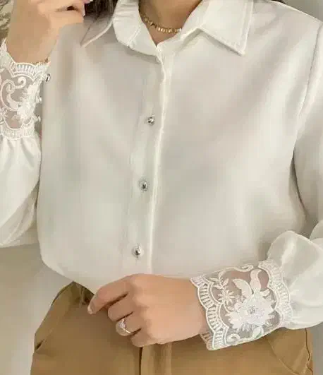 خیاطم .دوخت مانتو.کت.شومیز همه نوع لباس زنانه.|لباس|یزد, |دیوار