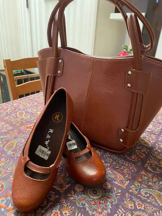 کیف و‌کفش|کیف، کفش، کمربند|دوگنبدان, |دیوار