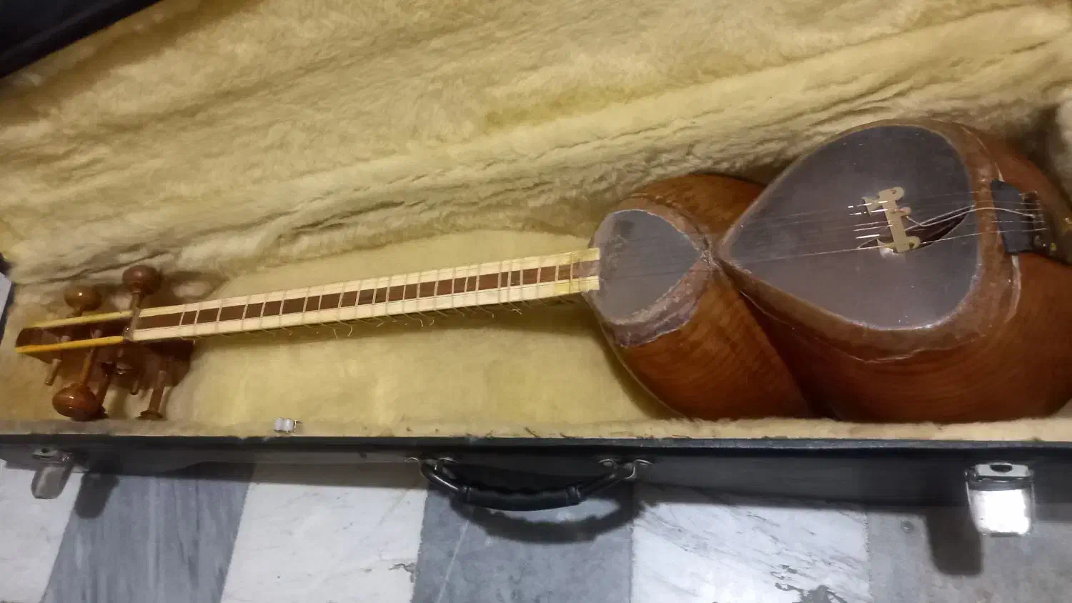 تار با قدمت و کلکسیونی یحیی|سازهای سنتی|فردیس, فرامرزیه|دیوار