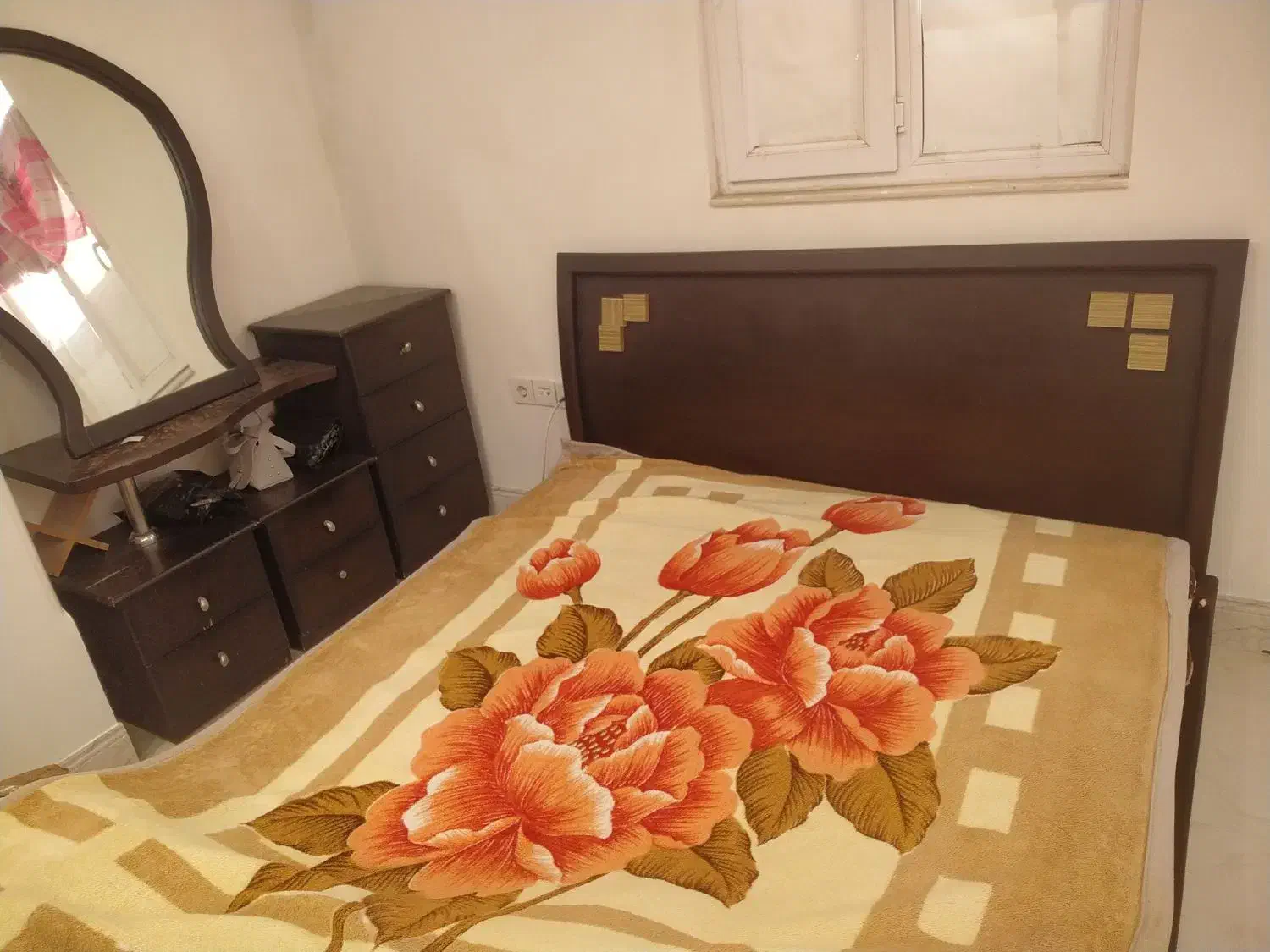 میز تلویزیون و تخت خواب و میز آرایشی|تخت و سرویس خواب|بوشهر, |دیوار