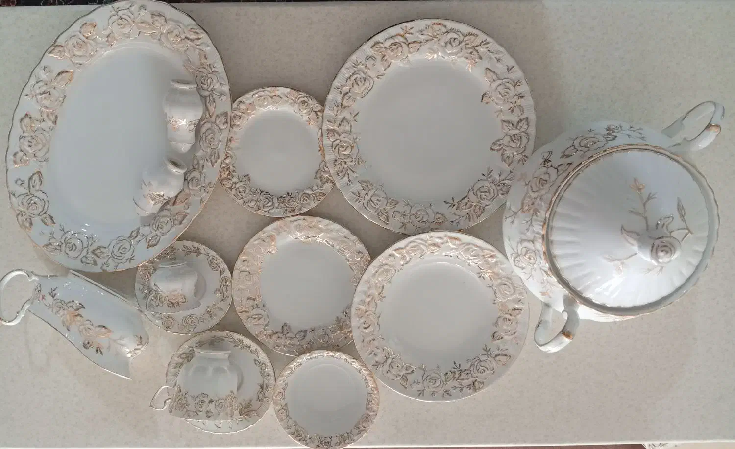 سرویس 6 نفره چینی گل برجسته|ظروف سرو و پذیرایی|شاهینشهر, گزبرخوار|دیوار