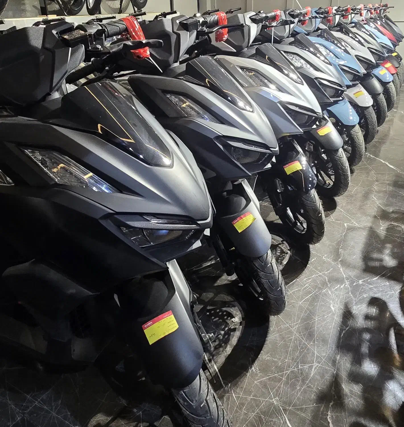 کلیک واریو ۱۸۰ کبیر۱۴۰۴ زیر قیمت نمایندگی و بازار|موتورسیکلت|تهران, دروازه شمیران|دیوار