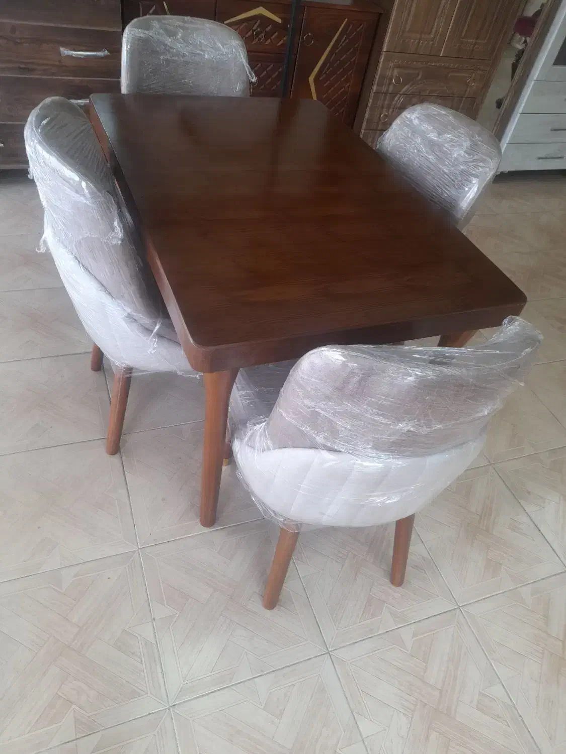 میز نهار خوری|میز و صندلی غذاخوری|رشت, گلزاران|دیوار