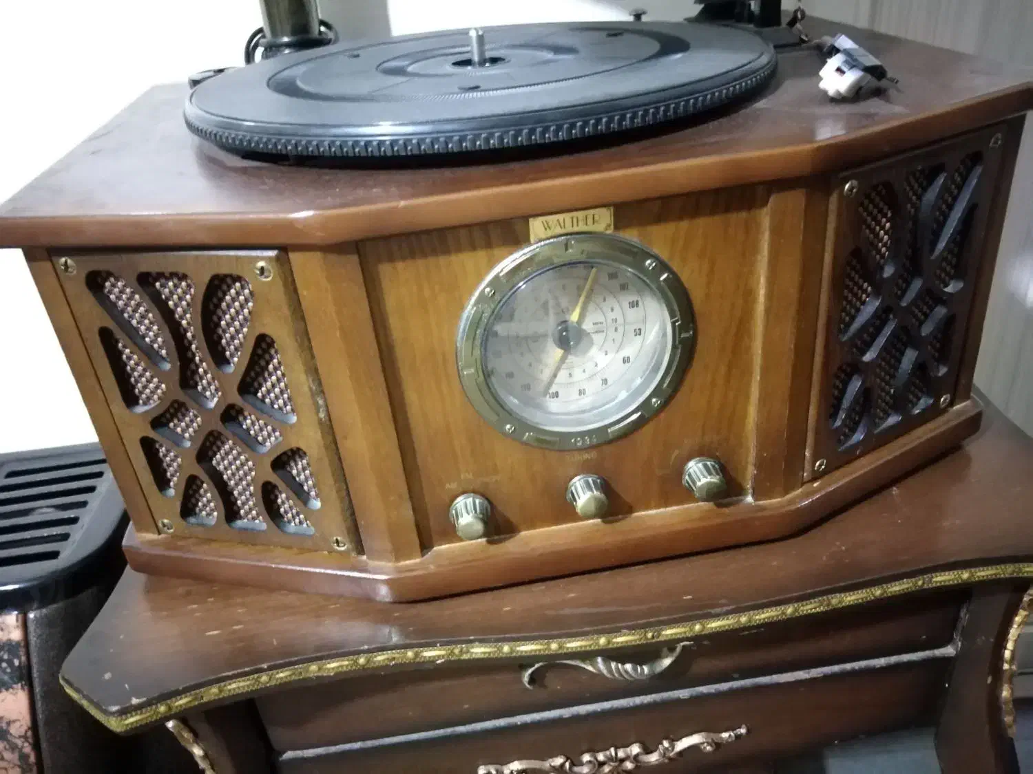 گرامافون با میز|کلکسیون اشیاء عتیقه|مشهد, سرافرازان|دیوار