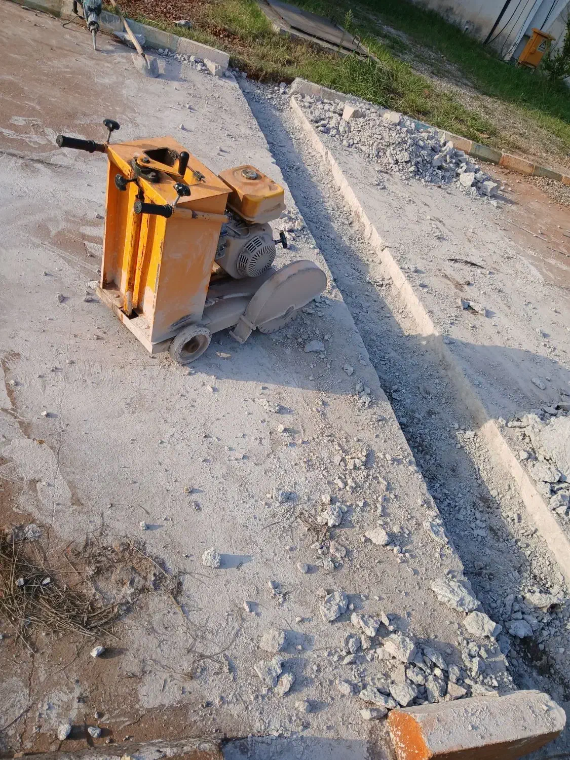 برش آسفالت برش بتن باکاتر|خدمات پیشه و مهارت|رشت, استادسرا|دیوار