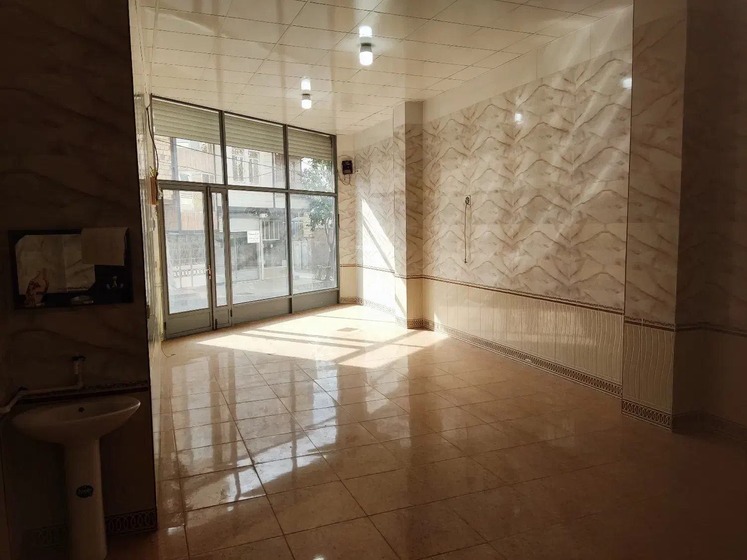 یک با مغازه|اجارهٔ مغازه و غرفه|میانه, |دیوار