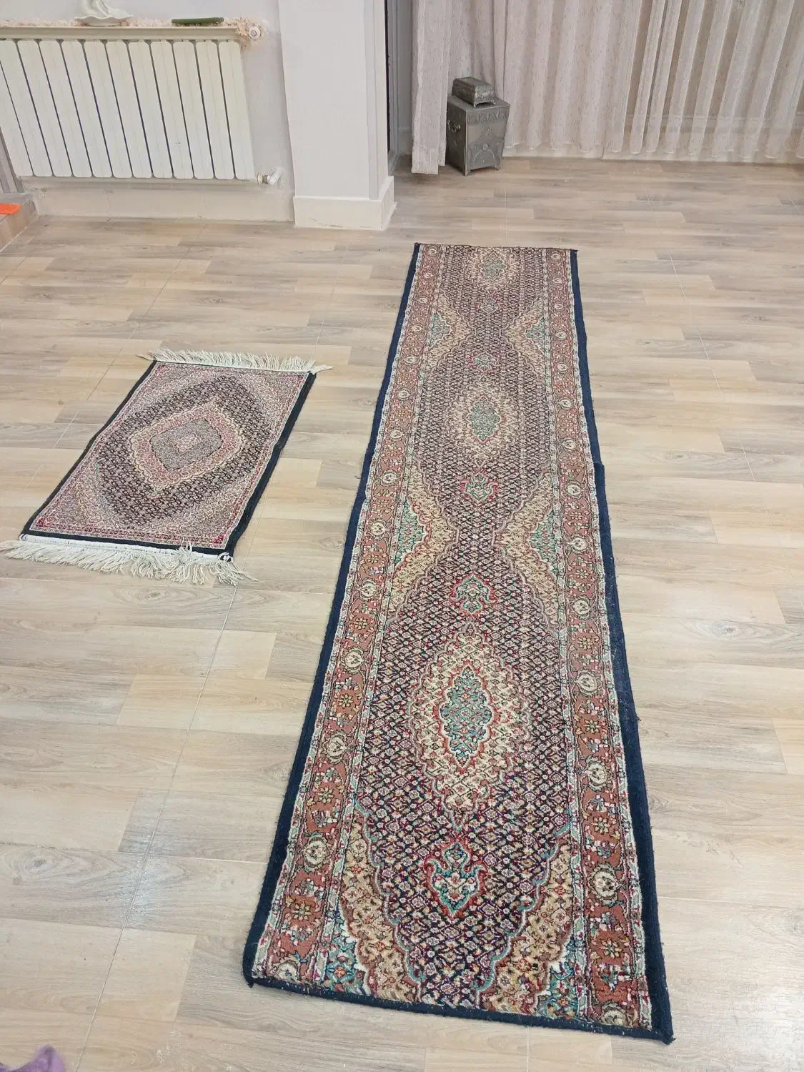 فرش کناره با یک قالیچه کوچک|فرش|قزوین, |دیوار