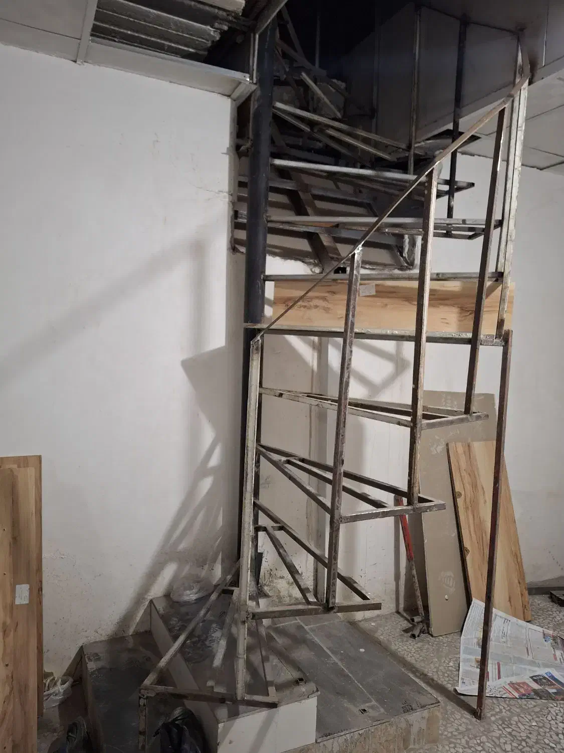 پله پیچ|ابزارآلات|شیراز, منطقه هوایی شهید دوران|دیوار