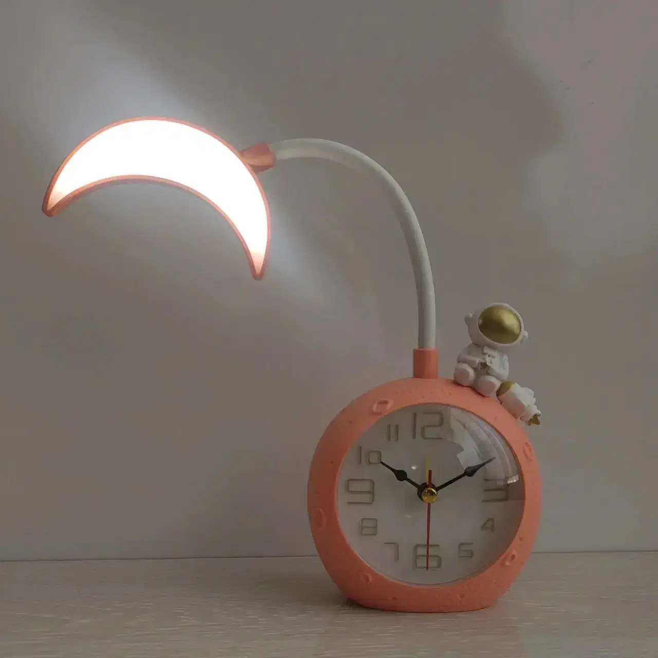 ساعت کودک|اسباب و اثاث بچه|شاهینشهر, خانه کارگر|دیوار